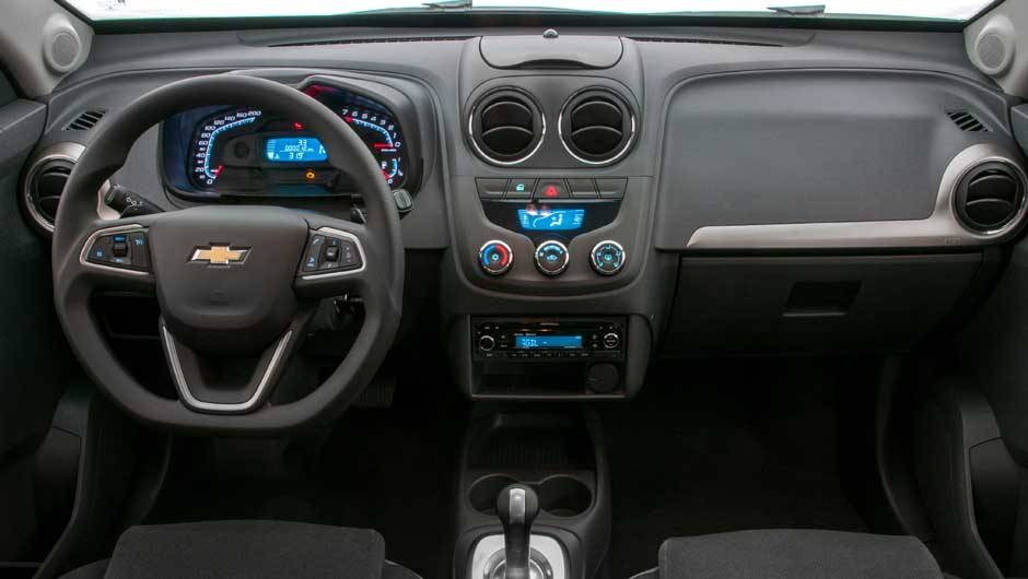 Fora o volante, nenhuma grande mudan&ccedil;a foi feita na cabine | <a href="https://quatrorodas.abril.com.br/carros/lancamentos/chevrolet-agile-2014-756376.shtml" rel="migration">Leia mais</a>