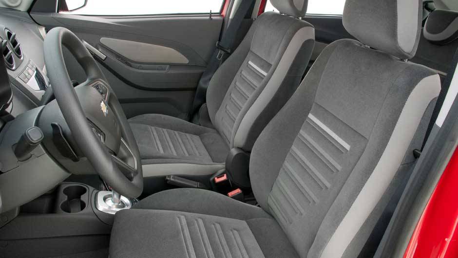 O revestimento dos bancos tamb&eacute;m &eacute; novo | <a href="https://quatrorodas.abril.com.br/carros/lancamentos/chevrolet-agile-2014-756376.shtml" rel="migration">Leia mais</a>