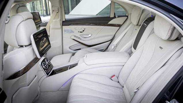 Interior sofisticado tem volante com apenas dois raios | <a href="https://quatrorodas.abril.com.br/carros/lancamentos//mercedes-benz-s65-amg-759711.shtml" rel="migration">Leia mais</a>