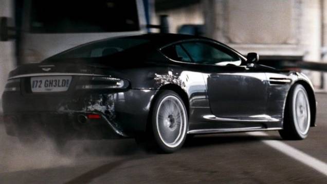 2008: O contestado "008 - Quantum of Solace" traz James Bond, para variar, a bordo de um Aston Martin, o DBS. | <a href="%20https://quatrorodas.abril.com.br/blogs/planeta-carro/2012/11/07/licenca-para-acelerar/" rel="migration">Leia mais</a>