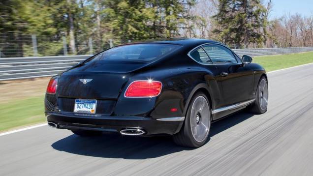 O Continental GT vem com rodas de liga-leve de 21 polegadas exclusivas e relógio Brietling Le Mans Edition | <a href="https://quatrorodas.abril.com.br/noticias/fabricantes/bentley-apresenta-continental-gt-mulsanne-le-mans-edition-740938.shtml" rel="migration"></a>