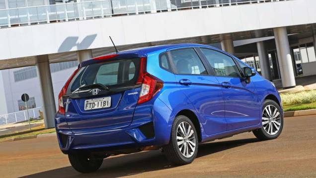 A gama de versões permanece a mesma: DX, LX, EX e EXL | <a href="https://quatrorodas.abril.com.br/noticias/fabricantes/honda-lanca-linha-2016-fit-874082.shtml" rel="migration">Leia mais</a>