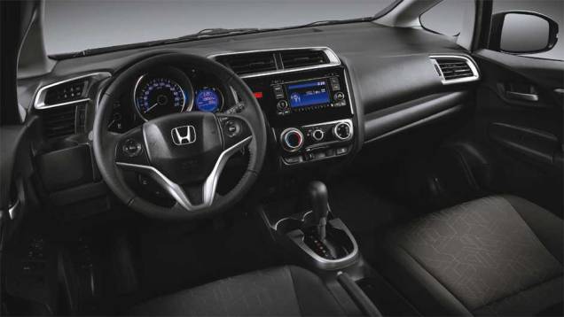 A cabine da versão LX agora tem detalhes na cor prata | <a href="https://quatrorodas.abril.com.br/noticias/fabricantes/honda-lanca-linha-2016-fit-874082.shtml" rel="migration">Leia mais</a>