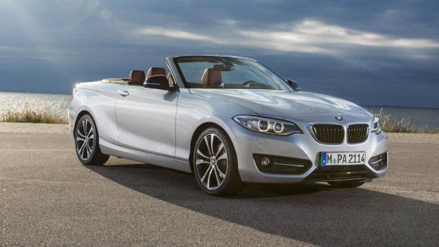 Eis o terceiro membro da família Série 2: a versão conversível estreia no Salão de Paris | <a href="https://quatrorodas.abril.com.br/noticias/saloes/paris-2014/bmw-revela-serie-2-convertible-799406.shtml" rel="migration">Leia mais</a>