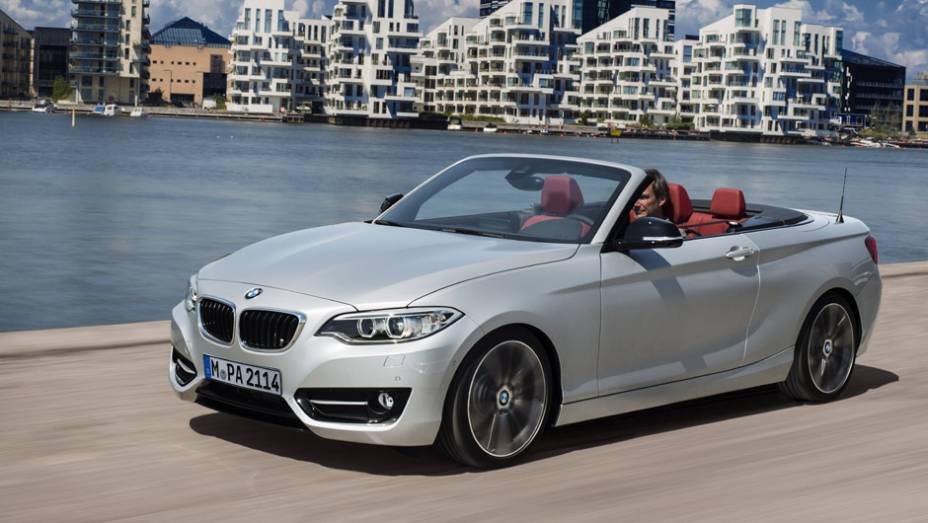 O Série 2 Convertible substitui o Série 1 Cabrio, um dos modelos mais vendidos de sua categoria com 130 mil unidades comercializadas no mundo | <a href="https://quatrorodas.abril.com.br/noticias/saloes/paris-2014/bmw-revela-serie-2-convertible-799406.shtml" rel="migration"></a>