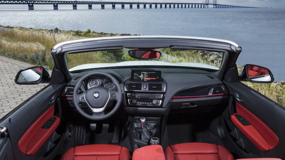 Elegante, o interior tem sistema multimídia com tela de 6,5 polegadas | <a href="https://quatrorodas.abril.com.br/noticias/saloes/paris-2014/bmw-revela-serie-2-convertible-799406.shtml" rel="migration">Leia mais</a>