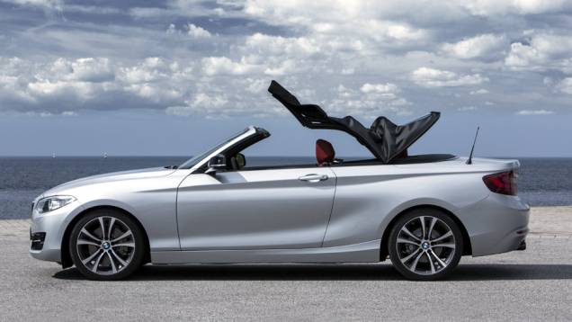 Basta um toque no botão para que a capota seja recolhida em apenas 20 segundos | <a href="https://quatrorodas.abril.com.br/noticias/saloes/paris-2014/bmw-revela-serie-2-convertible-799406.shtml" rel="migration">Leia mais</a>