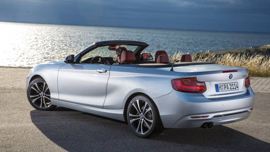 As vendas do modelo começam em fevereiro de 2015 | <a href="https://quatrorodas.abril.com.br/noticias/saloes/paris-2014/bmw-revela-serie-2-convertible-799406.shtml" rel="migration">Leia mais</a>