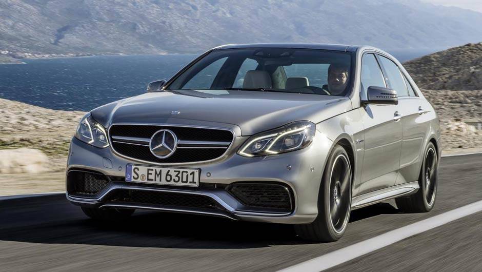 O para-choque tem entradas de ar maiores em rela&ccedil;&atilde;o ao Classe E convencional | <a href="https://quatrorodas.abril.com.br/saloes/detroit/2013/mercedes-benz-e63-amg-730591.shtml" rel="migration">Leia mais</a>
