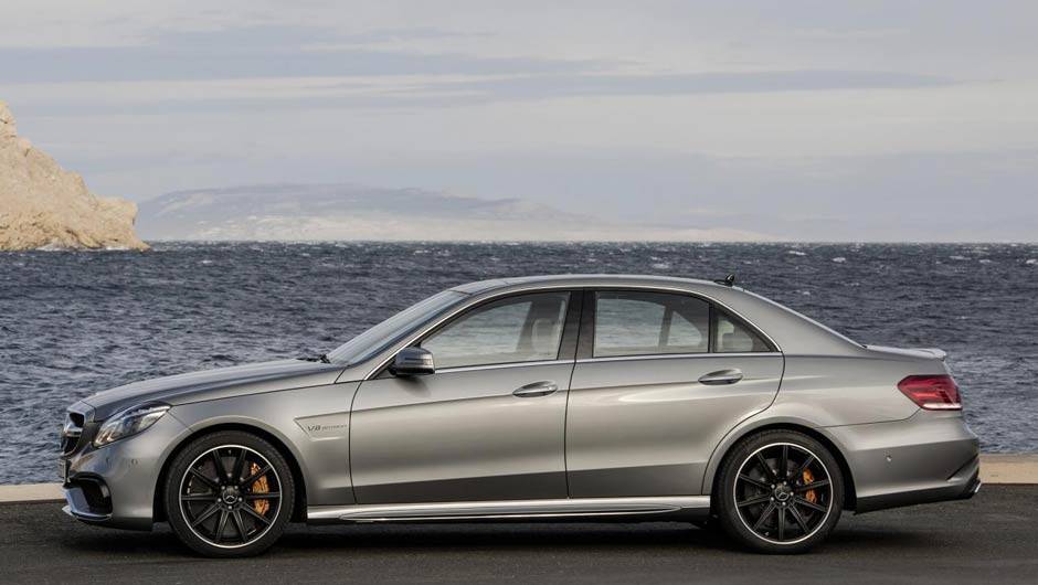 A lateral lembra muito a gera&ccedil;&atilde;o anterior | <a href="https://quatrorodas.abril.com.br/saloes/detroit/2013/mercedes-benz-e63-amg-730591.shtml" rel="migration">Leia mais</a>