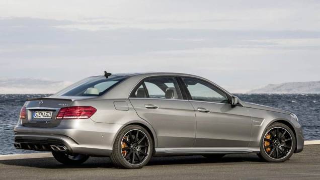 Atrás, as lanternas ganharam nova disposição de luzes | <a href="https://quatrorodas.abril.com.br/saloes/detroit/2013/mercedes-benz-e63-amg-730591.shtml" rel="migration">Leia mais</a>