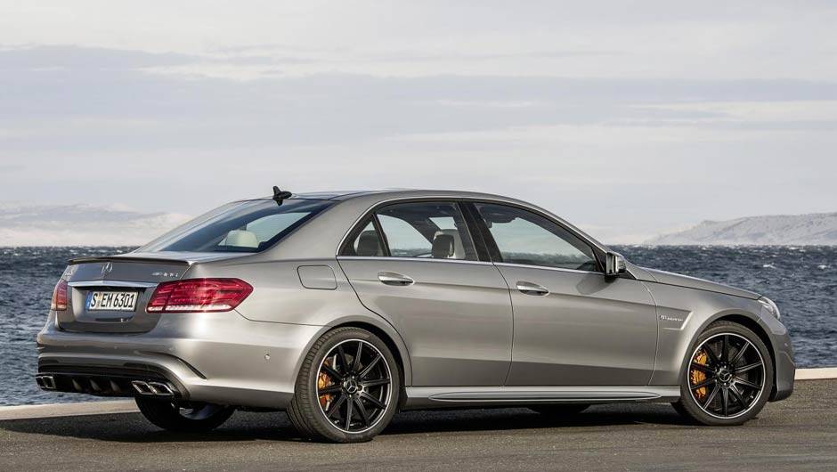 Atr&aacute;s, as lanternas ganharam nova disposi&ccedil;&atilde;o de luzes | <a href="https://quatrorodas.abril.com.br/saloes/detroit/2013/mercedes-benz-e63-amg-730591.shtml" rel="migration">Leia mais</a>