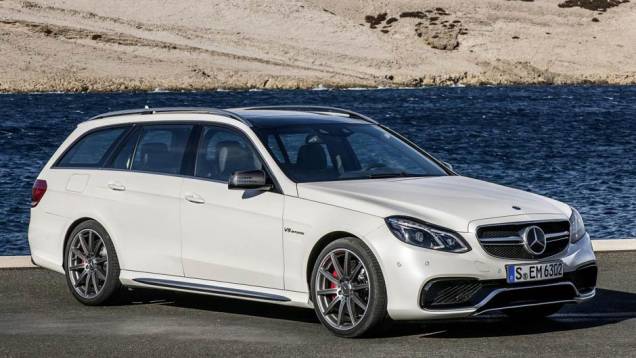 Quem gosta (ou precisa) de levar a família pode ficar com a versão perua | <a href="https://quatrorodas.abril.com.br/saloes/detroit/2013/mercedes-benz-e63-amg-730591.shtml" rel="migration">Leia mais</a>