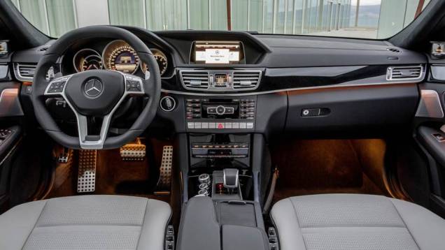 Elegante, o interior traz acabamento de primeira qualidade e apliques de alumínio | <a href="https://quatrorodas.abril.com.br/saloes/detroit/2013/mercedes-benz-e63-amg-730591.shtml" rel="migration">Leia mais</a>