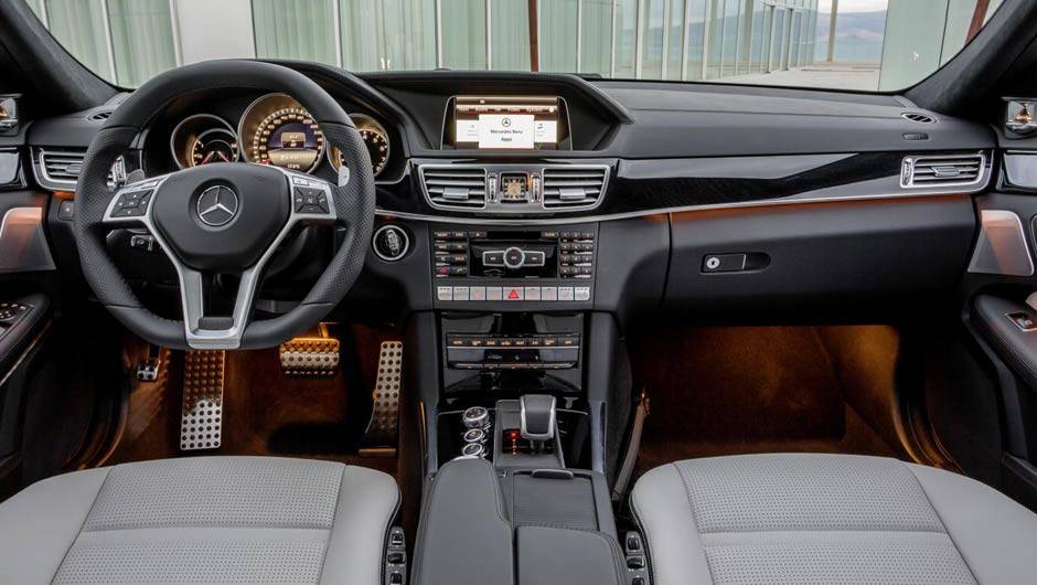Elegante, o interior traz acabamento de primeira qualidade e apliques de alum&iacute;nio | <a href="https://quatrorodas.abril.com.br/saloes/detroit/2013/mercedes-benz-e63-amg-730591.shtml" rel="migration">Leia mais</a>