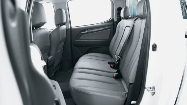 Mas o bom espaço interno é de série em todas as versões. | <a href="https://quatrorodas.abril.com.br/carros/testes/chevrolet-s10-681120.shtml" rel="migration">Leia mais</a>