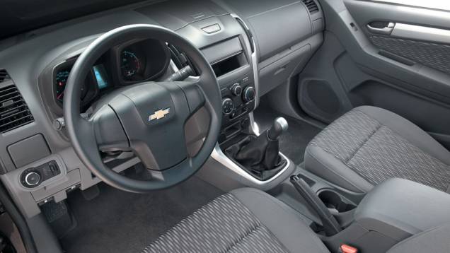 Versão LS básica vem com bancos de tecido, ar-condicionado e freios ABS. | <a href="https://quatrorodas.abril.com.br/carros/testes/chevrolet-s10-681120.shtml" rel="migration">Leia mais</a>