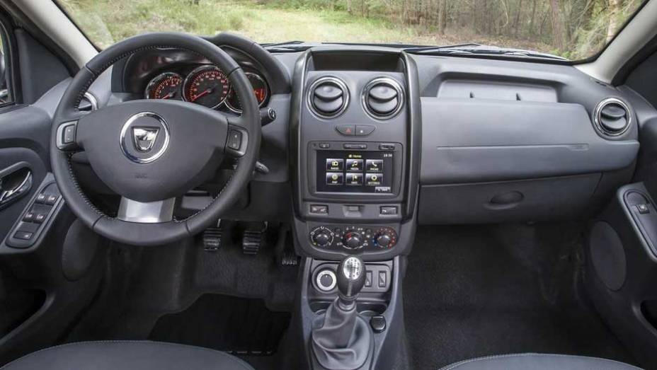 Assim como os novos Logan e Sandero, o interior ficou mais refinado; painel e console central são inteiramente novos | <a href="https://quatrorodas.abril.com.br/saloes/frankfurt/2013/duster-753168.shtml" rel="migration">Leia mais</a>