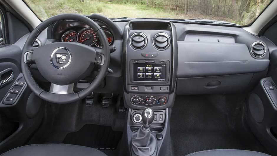 Assim como os novos Logan e Sandero, o interior ficou mais refinado; painel e console central s&atilde;o inteiramente novos | <a href="https://quatrorodas.abril.com.br/saloes/frankfurt/2013/duster-753168.shtml" rel="migration">Leia mais</a>
