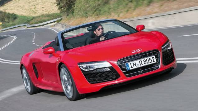 Audi R8 Spyder: o bólido pertence ao magnata Christian Grey, que presenteia Anastasia Steele com um modelo parecido - na cor branca | <a href="https://quatrorodas.abril.com.br/noticias/entretenimento/galeria-fotos-mostra-carros-50-tons-cinza-834960.shtml" rel="migration">Le</a>