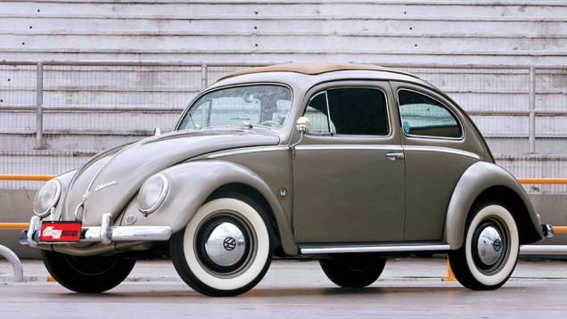 VW Beetle: o nosso Fusca foi um presente dado a Ana por seu padrasto Ray; a moça acaba chamando o carro de Wanda | <a href="https://quatrorodas.abril.com.br/noticias/entretenimento/galeria-fotos-mostra-carros-50-tons-cinza-834960.shtml" rel="migration">Leia mais</a>