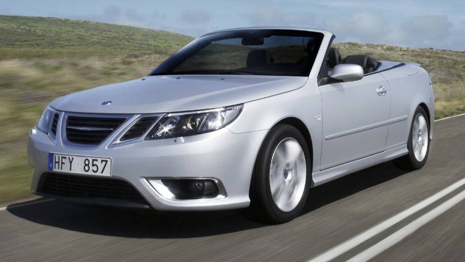 Saab 9-3 Convertible: presente de formatura dado a Ana por Grey após o A3 ter sido danificado | <a href="https://quatrorodas.abril.com.br/noticias/entretenimento/galeria-fotos-mostra-carros-50-tons-cinza-834960.shtml" rel="migration">Leia mais</a>