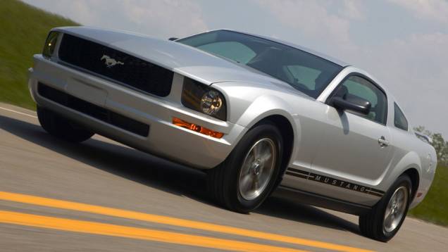 Ford Mustang: o <em>pony-car</em> faz uma participação especial durante uma perseguição, embora a autora não mencione o ano nem a versão do carro | <a href="https://quatrorodas.abril.com.br/noticias/entretenimento/galeria-fotos-mostra-carros-50-tons-cinza-834" rel="migration"></a>
