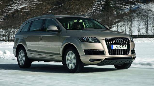 Audi Q7: veículo utilizado por Jason Taylor, segurança particular de Grey | <a href="https://quatrorodas.abril.com.br/noticias/entretenimento/galeria-fotos-mostra-carros-50-tons-cinza-834960.shtml" rel="migration">Leia mais</a>