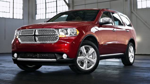 Dodge Durango: carro dirigido por Elizabeth durante a perseguição ao casal protagonista | <a href="https://quatrorodas.abril.com.br/noticias/entretenimento/galeria-fotos-mostra-carros-50-tons-cinza-834960.shtml" rel="migration">Leia mais</a>