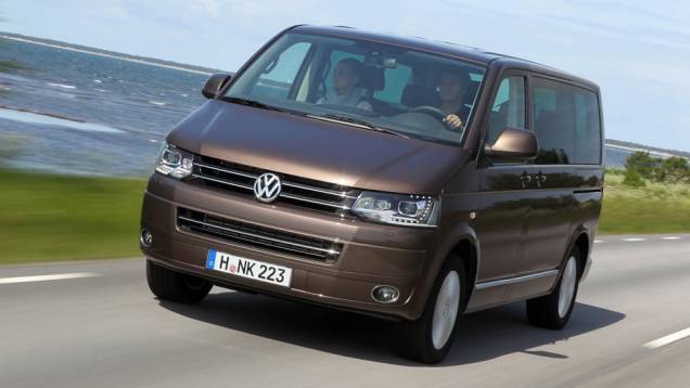 VW Multivan: a van alemã foi o meio de transporte de Ana e Grey durante uma visita à estação de esqui de Aspen | <a href="https://quatrorodas.abril.com.br/noticias/entretenimento/galeria-fotos-mostra-carros-50-tons-cinza-834960.shtml" rel="migration">Leia mais</a> VW Multivan: a van alemã foi o meio de transporte de Ana e Grey durante uma visita à estação de esqui de Aspen | <a href="https://quatrorodas.abril.com.br/noticias/entretenimento/galeria-fotos-mostra-carros-50-tons-cinza-834960.shtml" rel="migration">Leia mais</a>