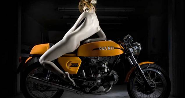 Ducati apresenta coleção da fotógrafa Elizabeth Raab reunindo nus e motos