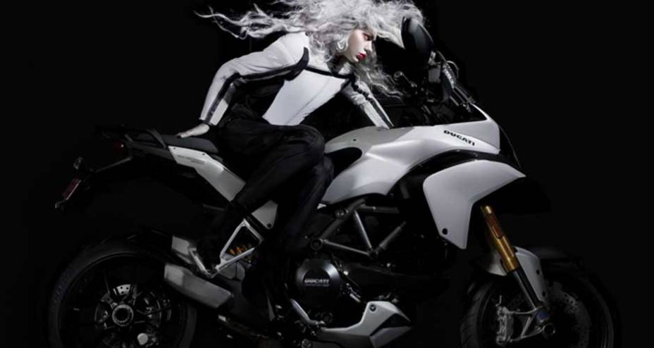 Ducati apresenta coleção da fotógrafa Elizabeth Raab reunindo nus e motos