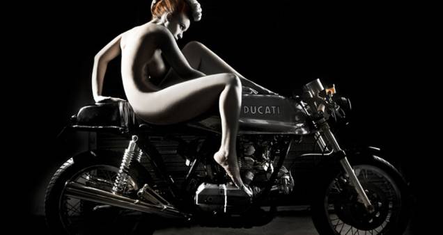 Ducati apresenta coleção da fotógrafa Elizabeth Raab reunindo nus e motos
