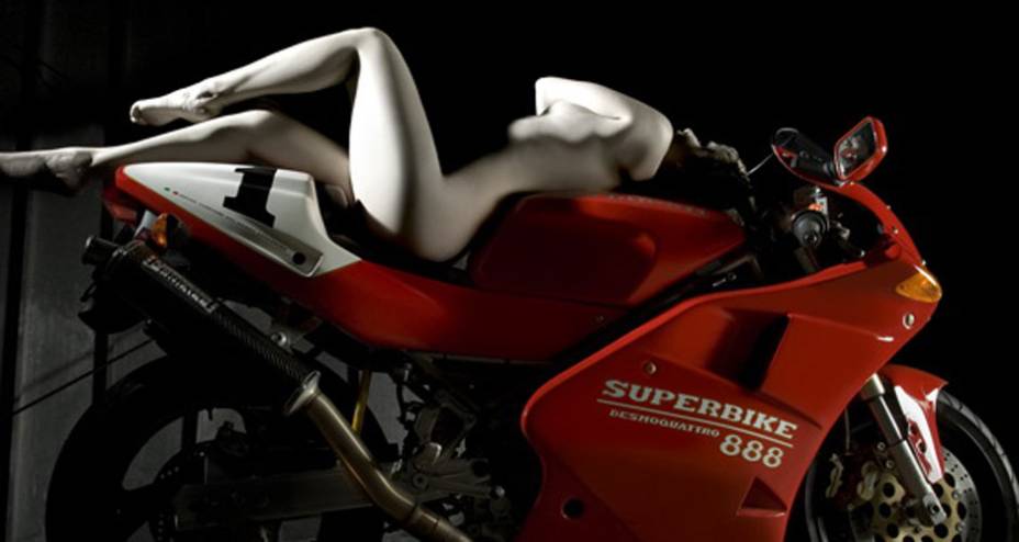 Ducati apresenta coleção da fotógrafa Elizabeth Raab reunindo nus e motos