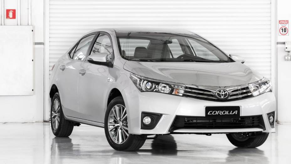 Serão quatro versões: GLi 1.8 com transmissões manual ou automática, XEi e Altis | <a href="https://quatrorodas.abril.com.br/carros/lancamentos/novo-toyota-corolla-776356.shtml" rel="migration">Leia mais</a>