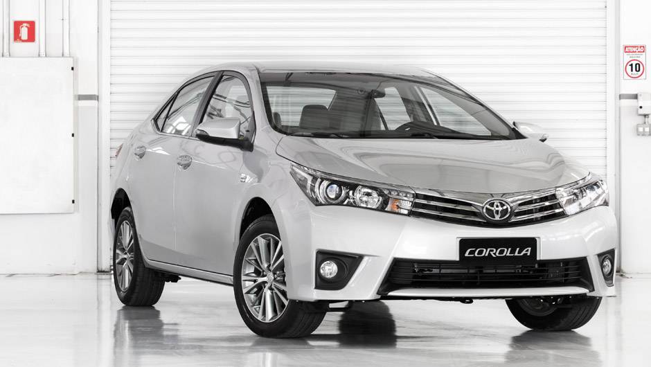 Ser&atilde;o quatro vers&otilde;es: GLi 1.8 com transmiss&otilde;es manual ou autom&aacute;tica, XEi e Altis | <a href="https://quatrorodas.abril.com.br/carros/lancamentos/novo-toyota-corolla-776356.shtml" rel="migration">Leia mais</a>