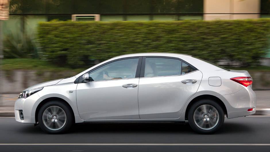 A vers&atilde;o Altis tem far&oacute;is com ilumina&ccedil;&atilde;o diurna por LEDs | <a href="https://quatrorodas.abril.com.br/carros/lancamentos/novo-toyota-corolla-776356.shtml" rel="migration">Leia mais</a>