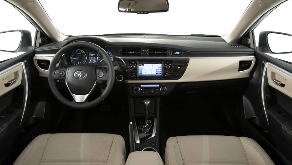 A lista de equipamentos de s&eacute;rie traz itens como ar-condicionado, dire&ccedil;&atilde;o com assist&ecirc;ncia el&eacute;trica, cinco airbags, computador de bordo com seis fun&ccedil;&otilde;es | <a href="https://quatrorodas.abril.com.br/carros/lancamentos/novo-toyota-corolla-776356.shtml" rel="migration">Leia ma</a>