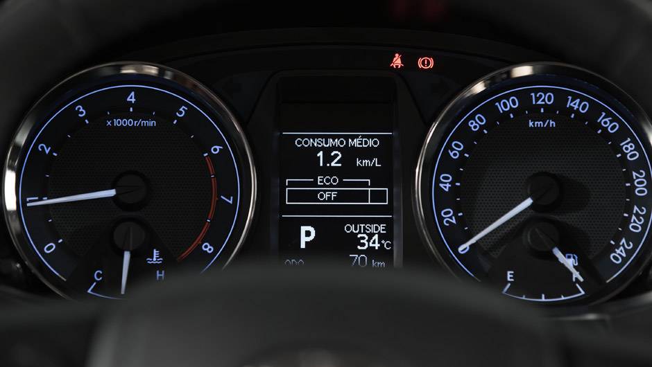 O novo Corolla tem computador de bordo com seis fun&ccedil;&otilde;es e painel com apliques em preto brilhante | <a href="https://quatrorodas.abril.com.br/carros/lancamentos/novo-toyota-corolla-776356.shtml" rel="migration">Leia mais</a>