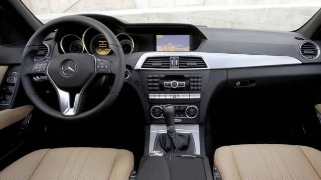 Em plena meia-idade da geração atual, o modelo muda design, motor e interior para encarar os novos rivais Em plena meia-idade da geração atual, o modelo muda design, motor e interior para encarar os novos rivais