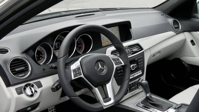 Em plena meia-idade da geração atual, o modelo muda design, motor e interior para encarar os novos rivais Em plena meia-idade da geração atual, o modelo muda design, motor e interior para encarar os novos rivais