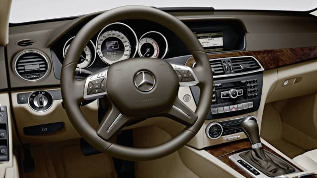Em plena meia-idade da geração atual, o modelo muda design, motor e interior para encarar os novos rivais Em plena meia-idade da geração atual, o modelo muda design, motor e interior para encarar os novos rivais