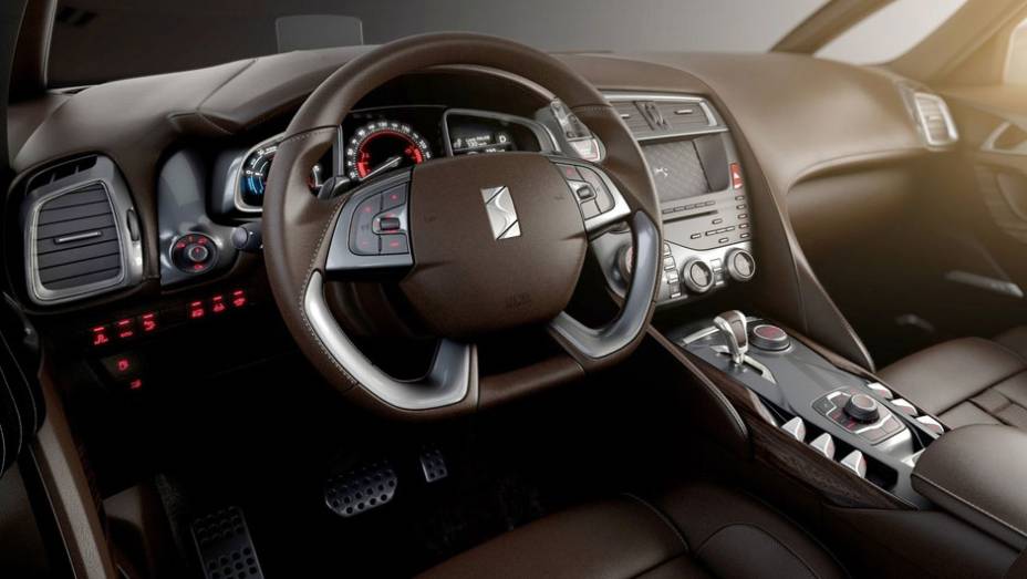 Citroën DS5 | <a href="http://quatrorodas.abril.com.br/salao-do-automovel/2012/carros/ds5-703947.shtml" rel="migration">Leia mais</a>