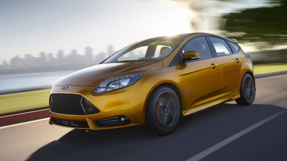 Versão esportiva do hatchback tem motor a gasolina 2.0 EcoBoost e 247 cv de potência - <a href="https://quatrorodas.abril.com.br/reportagens/salao/ford-focus-st-639743.shtml" rel="migration">Leia mais</a>