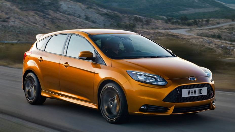 Versão esportiva do hatchback tem motor a gasolina 2.0 EcoBoost e 247 cv de potência - <a href="https://quatrorodas.abril.com.br/reportagens/salao/ford-focus-st-639743.shtml" rel="migration">Leia mais</a>