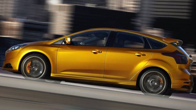 Versão esportiva do hatchback tem motor a gasolina 2.0 EcoBoost e 247 cv de potência - <a href="https://quatrorodas.abril.com.br/reportagens/salao/ford-focus-st-639743.shtml" rel="migration">Leia mais</a>