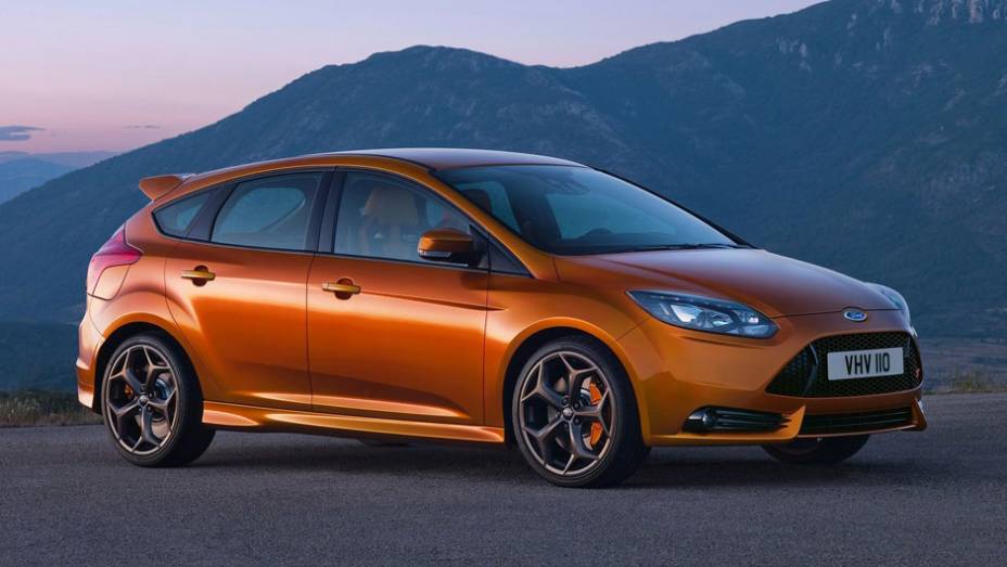 Versão esportiva do hatchback tem motor a gasolina 2.0 EcoBoost e 247 cv de potência - <a href="https://quatrorodas.abril.com.br/reportagens/salao/ford-focus-st-639743.shtml" rel="migration">Leia mais</a>