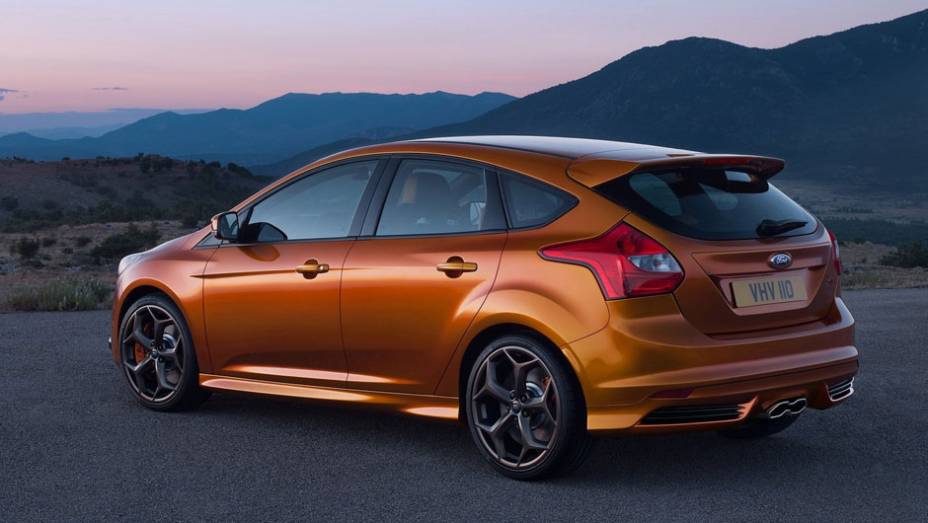 Versão esportiva do hatchback tem motor a gasolina 2.0 EcoBoost e 247 cv de potência - <a href="https://quatrorodas.abril.com.br/reportagens/salao/ford-focus-st-639743.shtml" rel="migration">Leia mais</a>