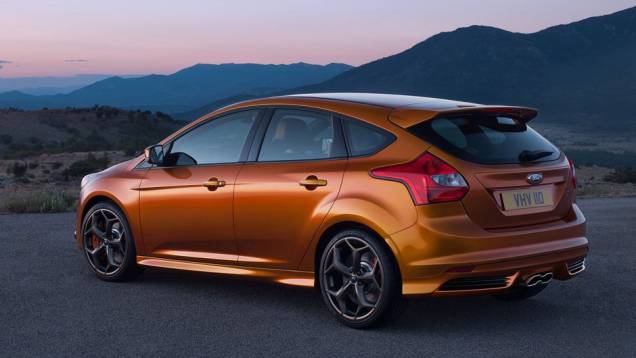 Versão esportiva do hatchback tem motor a gasolina 2.0 EcoBoost e 247 cv de potência - <a href="https://quatrorodas.abril.com.br/reportagens/salao/ford-focus-st-639743.shtml" rel="migration">Leia mais</a>