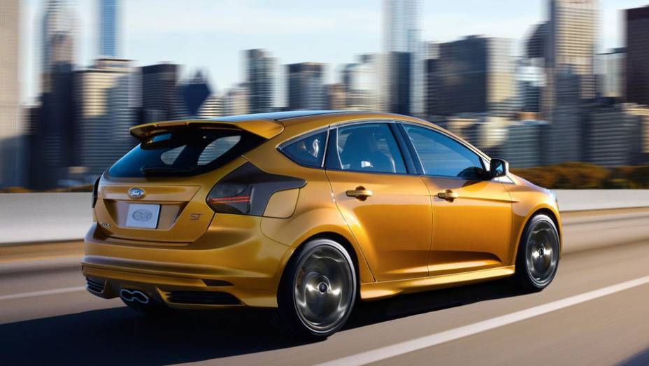 Versão esportiva do hatchback tem motor a gasolina 2.0 EcoBoost e 247 cv de potência - <a href="https://quatrorodas.abril.com.br/reportagens/salao/ford-focus-st-639743.shtml" rel="migration">Leia mais</a>